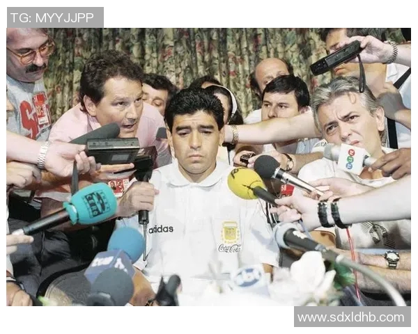 国家元首与足球明星的奇妙邂逅：从球场到政坛的跨界故事